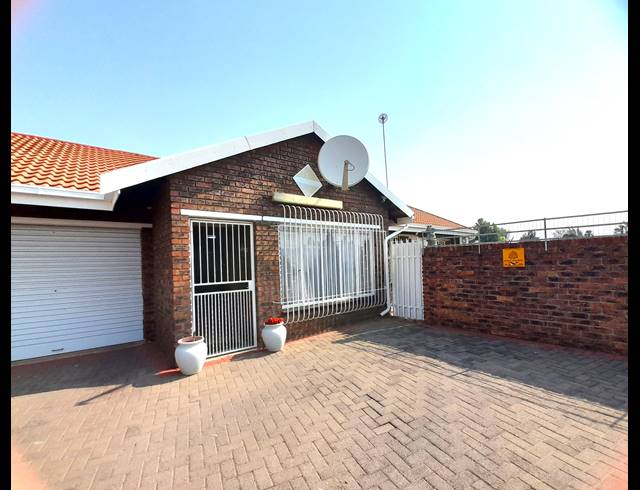 3 BEDROOM TOWNHOUSE FOR SALE IN ARCON PARK